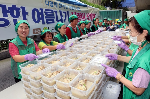 “삼계탕 드시고 무더위 이기세요” - 초복(7월 11일)을 앞둔 4일 부산 남구청에서 새마을부녀회 및 새마을지도자협의회 회원들이 지역 어르신들에게 대접할 400명분의 삼계탕 등 여름 보양식을 포장하고 있다. 부산 연합뉴스