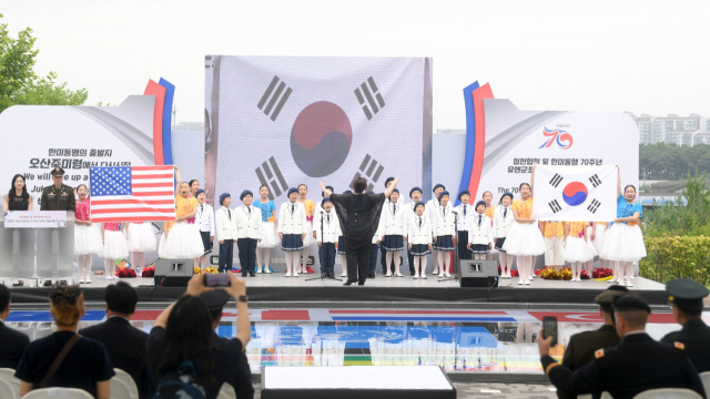 5일 오후 오산시 죽미령 평화공원에서 열린 ‘유엔군 초전기념 및 미 스미스부대 전몰용사 추도식’에서 극동방송 어린이합창단이 연주를 하고 있다. 사진 제공 = 오산시