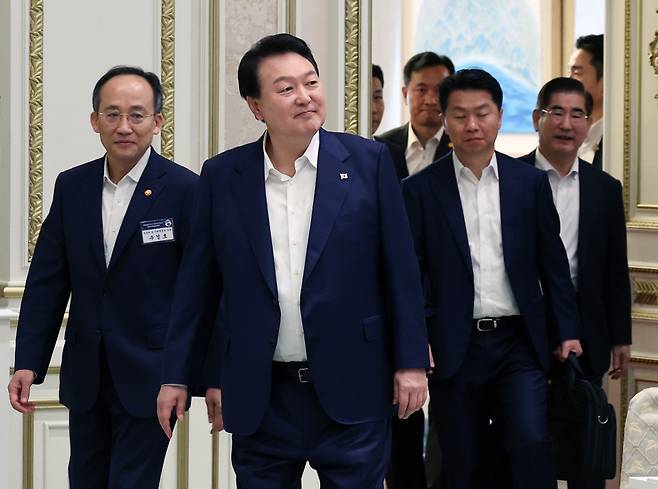 윤석열 대통령이 4일 청와대 영빈관에서 열린 2023년 하반기 경제정책 방향에 관한 제18차 비상경제민생회의에 추경호 부총리 겸 기획재정부 장관과 함께 입장하는 모습 ⓒ 연합뉴스