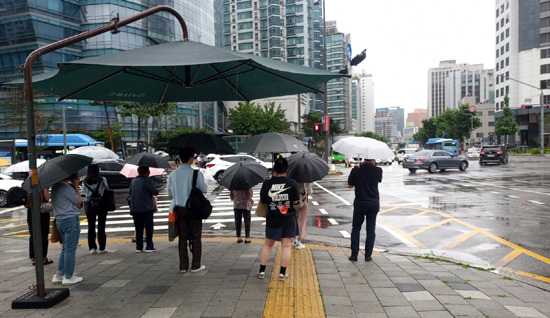 4일 장맛비가 내리는 서울 서대문 사거리  모습. 손봉석 기자