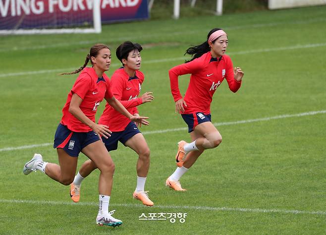 여자축구대표팀 지소연과 케이시 유진 페어 등 선수들이 5일 파주 국가대표팀트레이닝센터(NFC)에서 열린 훈련에서 달리기를 하고 있다. 2023.7.5/정지윤 선임기자