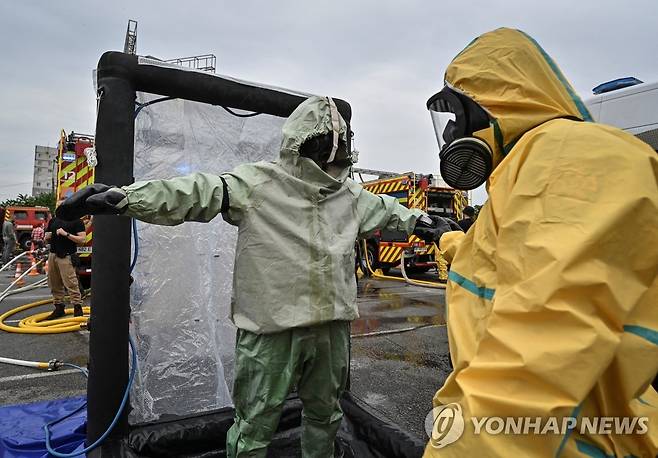 자포리자 원전 비상상황에 대비해 방사능 오염 제거 훈련을 진행하는 우크라이나 구조대원들 [로이터 연합뉴스자료사진. 재판매 및 DB 금지]