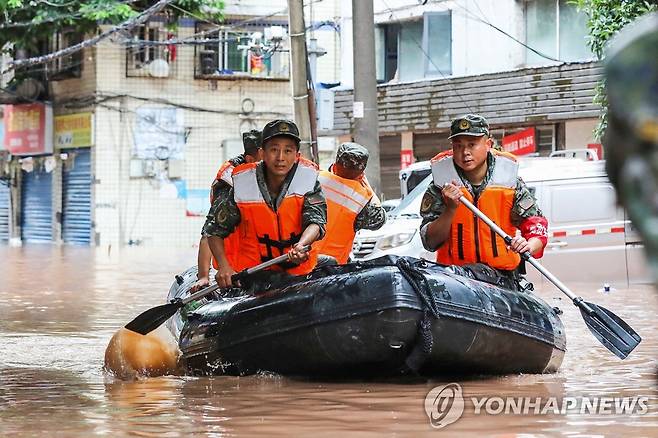 4일 충칭 홍수 피해지역에서 수색 작업 중인 중국 무장경찰 병력 [AFP=연합뉴스]