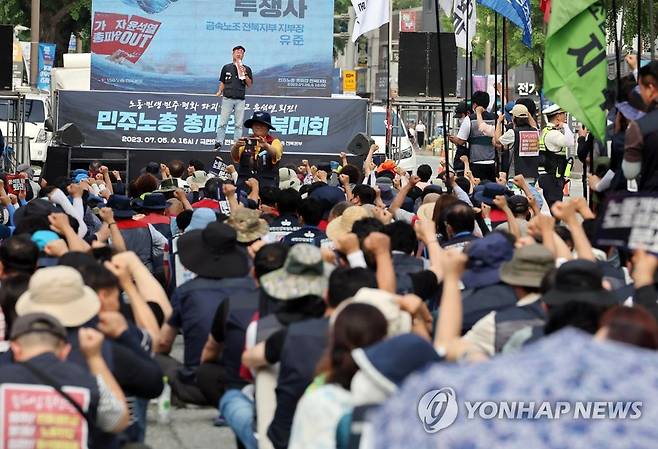 "윤석열 정권 퇴진하라" (전주=연합뉴스) 나보배 기자 = 총파업 투쟁 중인 민주노총 전북본부 조합원들이 5일 오후 국민의힘 전북도당 앞에서 총파업 대회를 열고 "윤석열 정권은 퇴진하라"며 구호를 외치고 있다. 2023.7.5 warm@yna.co.kr