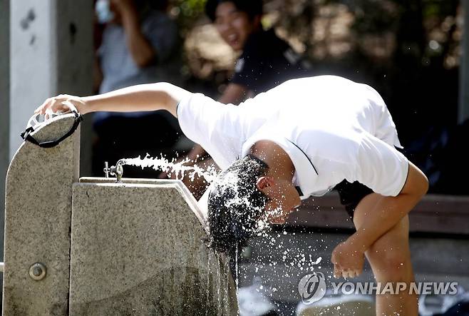 무더위 식히는 학생들 (광주=연합뉴스) 무더위가 기승을 부린 5일 광주 북구 일곡 제1근린공원 축구장에서 학생들이 운동 마치고 더위를 식히고 있다. 북구는 무더위와 폭염에 대비해 일곡, 우산, 신용, 중외공원 등 4개소에 바닥분수를 이번달부터 운영할 계획이다. 2023.7.5 [광주 북구 제공. 재판매 및 DB 금지] iny@yna.co.kr