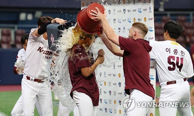 데뷔 첫 승리 축하받는 키움 장재영 (서울=연합뉴스) 김인철 기자 = 5일 서울 구로구 고척스카이돔에서 열린 2023 프로야구 KBO리그 NC 다이노스와 키움 히어로즈의 경기. 2-0으로 승리하며 데뷔 첫 승리 투수가 된 키움 장재영이 동료 선수들의 축하를 받고 있다. 2023.7.5 yatoya@yna.co.kr