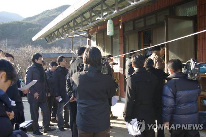 부녀가 공모해 청산가리를 막걸리에 넣어 이 막걸리를 마신 아내(어머니)를 숨지게 한 혐의로 중형을 선고 받고 복역 중인 ‘청산가리 막걸리 살인 사건’에 대한 재판부의 현장 검증이 지난 2009년 12월 16일 피해자 집에서 진행되고 있다. 사진=연합뉴스.