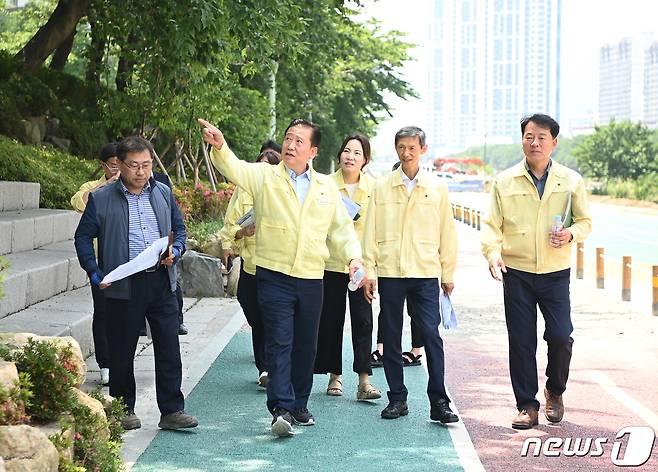 현장 점검 중인 주석수 부산 연제구청장(연제구청 제공)