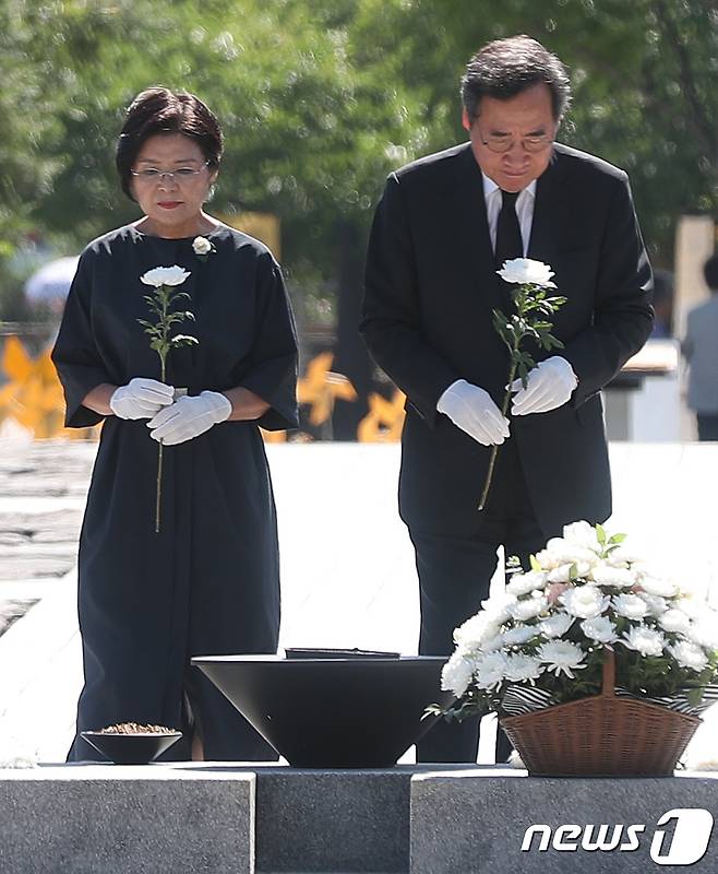 이낙연 전 더불어민주당 대표가 5일 오후 경남 김해시 진영읍 봉하마을을 찾아 고 노무현 전 대통령 묘역에 헌화하고 있다. 2023.7.5/뉴스1 ⓒ News1 윤일지 기자
