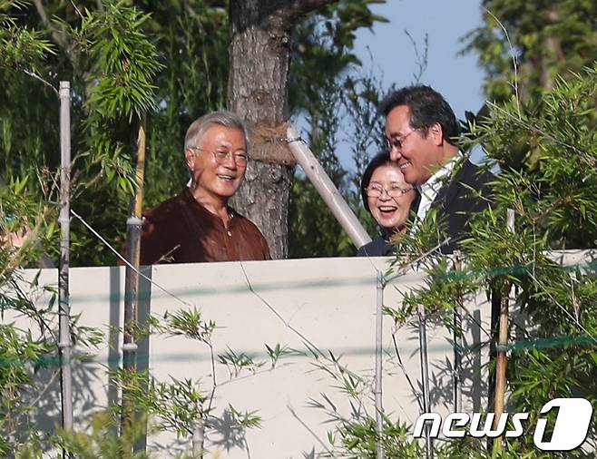 문재인 전 대통령과 부인 김정숙 여사가 5일 오후 경남 양산시 평산마을 사저로 예방한 이낙연 전 더불어민주당 대표를 배웅하고 있다. 2023.7.5/뉴스1 ⓒ News1 윤일지 기자