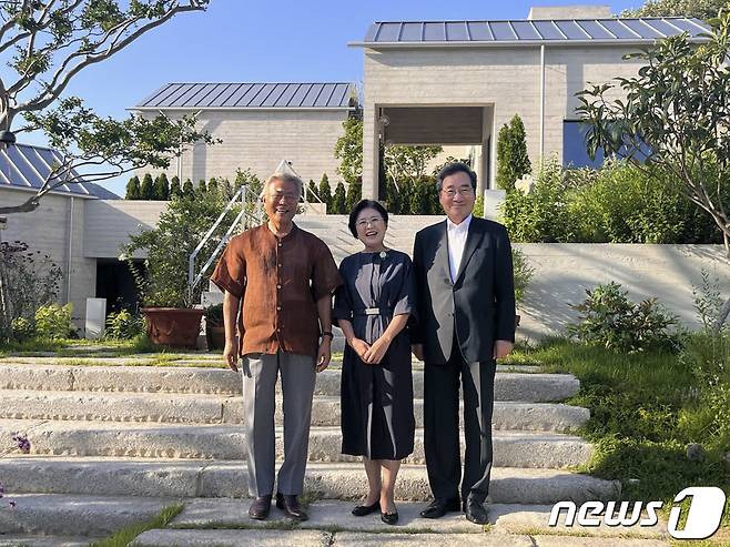 이낙연 전 더불어민주당 대표가 부인 김숙희 여사와 함께 5일 양산 평산마을을 찾아 문재인 전 대통령을 예방한 사진을 자신의 SNS에 공개했다. (이낙연 전 대표 SNS) 2023.7.5/뉴스1