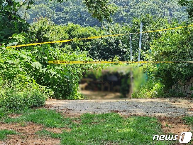 인천경찰청 여성청소년범죄수사대는 6일 태어난지 하루 만에 숨진 딸을 밭에 암매장한 40대 여성 A씨를 사채유기혐의로 긴급체포해 조사하고 있다고 밝혔다. 경찰은 이날 A씨가 출산 다음날 숨진 둘째 딸을 친정 주거지 인근 텃밭에 묻었다고 주장함에 따라 김포 소재 어머니 텃밭에서 현장검증을 진행하고 있다..2023.7.6/뉴스1 ⓒ News1 박아론 기자