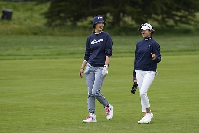 현역 은퇴를 선언한 미셸 위 웨스트(왼쪽)가 6일(한국시간) US여자오픈이 열리는 페블비치 골프링크스에서 LPGA투어 슈퍼루키로 등장한 로즈 장과 대화하고 있다. 페블비치(미 캘리포니아주) | AFP 연합뉴스