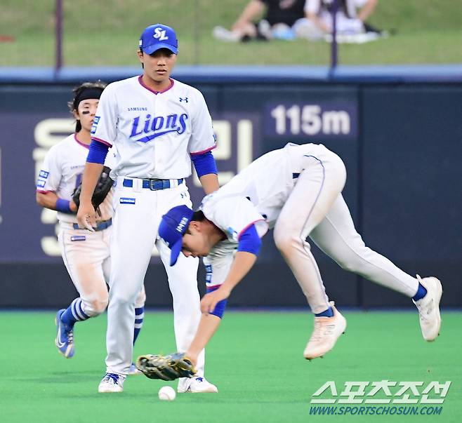 5일 포항야구장에서 KBO리그 삼성과 두산의 경기가 열렸다. 4회 강승호의 타구를 잡다 놓치고 있는 김현준. 포항=송정헌 기자songs@sportschosun.com/2023.07.05/