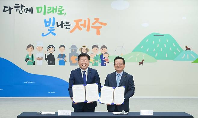 한화시스템이 제주도와 '제주 민간 우주산업 육성을 위한 업무협약(MOU)'을 체결했다고 6일 밝혔다. 사진은 업무협약식에서 기념 촬영하는 오영훈 제주특별자치도지사(왼쪽)와 어성철 한화시스템 대표이사 /제주도