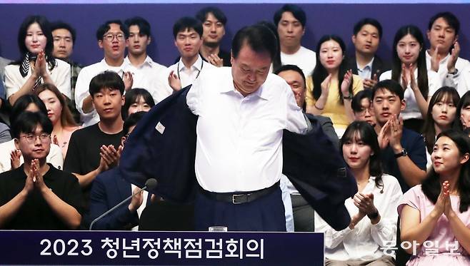 윤석열 대통령이 6일 오후 서울 서초구 플로팅아일랜드 컨벤션홀에서 열린 ‘청년정책 점검회의’에 참석해 자리에서 일어나 모두발언을 하기 전 상의를 벗고 있다. 최혁중 기자 sajinman@donga.com