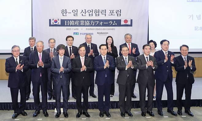 김병준 전경련 회장직무대행(앞줄 왼쪽 네번째부터), 이창양 산업통상자원부 장관, 도쿠라 마사카즈 경단련 회장을 비롯한 주요 내빈들이 6일 전경련회관 컨퍼런스센터에서 열린 '한-일 산업협력 포럼'에 참석해 기념촬영을 하고 있다.