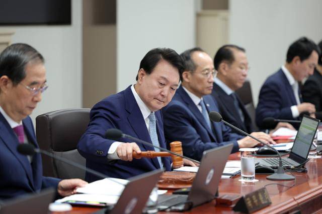 윤석열 대통령이 지난달 27일 서울 용산 대통령실청사에서 국무회의를 주재하고 있다. 서재훈 기자