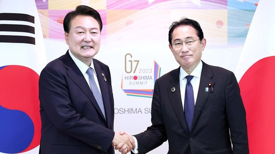 주요 7개국(G7) 정상회의 참석차 일본을 방문한 윤석열 대통령이 지난 5월 21일 히로시마 평화기념공원 국제회의장에서 열린 한일 정상회담에서 기시다 후미오 일본 총리와 악수하고 있다. 사진 대통령실 홈페이지