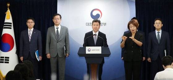 한창섭 행정안전부 차관이 6일 오전 서울 종로구 세종대로 정부서울청사에서 새마을금고 건전성 관련 관계부처 합동 브리핑을 하고 있다. 뉴스1