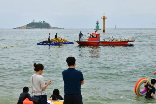 ▲ 속초해수욕장에 상어 피해 예방을 위한 그물망이 설치되고 있다. [속초시 제공]