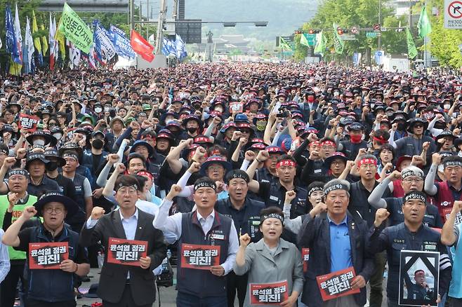 31일 서울 세종로에서 열린 민주노총 노동탄압 중단 총력투쟁대회에서 참석자들이 구호를 외치고 있다. / 사진=연합뉴스