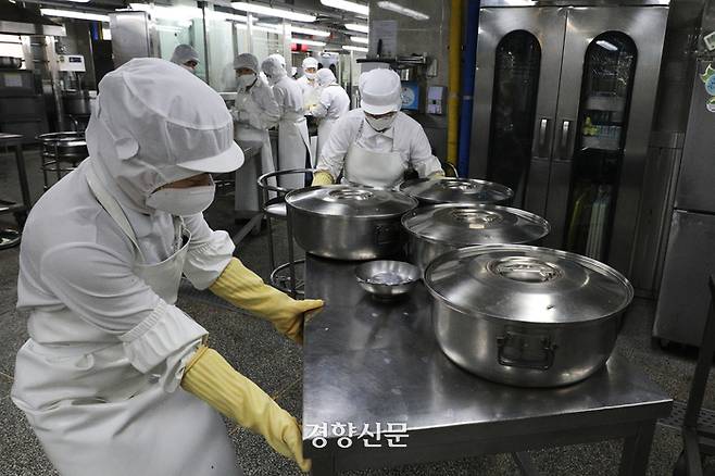 흰 상의에 위생모, 두건, 마스크, 방수 앞치마까지 온 몸을 꽁꽁 싸맨 급식 조리사들의 모습. 급식실에서 일하는 사람들은 언제쯤 안전과 편의가 동시에 보장되는 옷을 입고 일할 수 있을까? 성동훈 기자