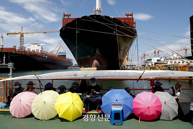 ‘대우조선해양 하청노동자 파업’이 마무리되기 하루 전인 지난해 7월21일 경남 거제 대우조선해양 옥포조선소 1독에서 파업 중인 민주노총 금속노조 거제통영고성조선하청지회 조합원들이 농성을 하고 있다. 문재원 기자