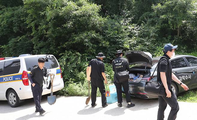 6일 오전 경기 김포시 대곶면 한 텃밭 입구에서 경찰이 수색 작업을 준비하고 있다. 경찰은 태어난 지 하루 된 영아가 숨지자 출생 신고와 장례 없이 텃밭에 암매장한 혐의(사체유기)로 40대 여성 A씨를 긴급체포해 조사 중이다. 연합뉴스