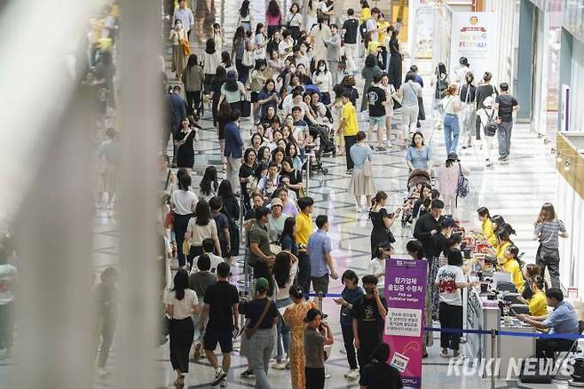 6일 오전 서울 강남구 코엑스에서 열린 '제51회 서울국제유아교육전·키즈페어'를 찾은 관람객들이 입장을 위해 길게 줄 서 있다.