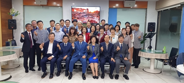 김성우(앞줄 왼쪽 세 번째) CBMC 부산북부연합회장과 회원들이 지난 5일 부산 가야교회에서 열린 연합조찬포럼을 마친 뒤 기념촬영하고 있다.