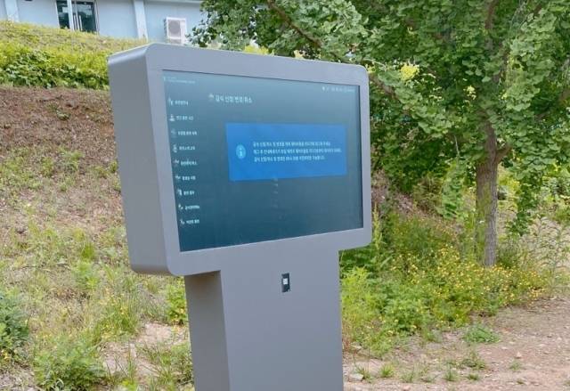 국방부가 예산 수백억원을 들여 ‘스마트 예비군 훈련 관리체계’를 구축하고 나섰으나 일각에선 혈세 낭비라는 의심 섞인 목소리가 나온다. 지난달 초 수원화성오산과학화예비군훈련장에 설치된 키오스크. 김기현기자