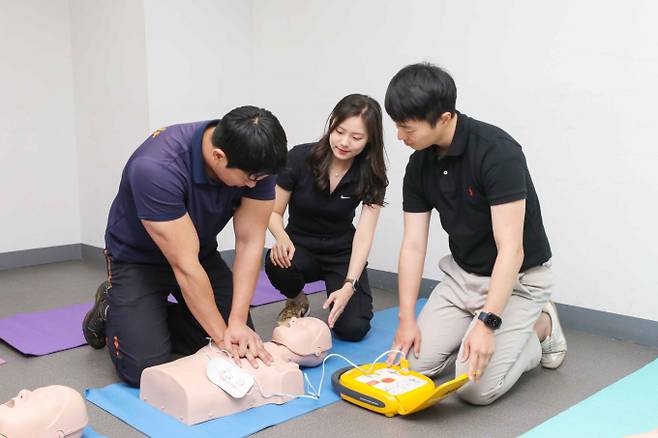 제주항공 임직원들이 서울 강서구 항공지원센터 제주항공 라운지에서 심폐소생술 및 자동심장충격기(AED) 사용법을 교육받았다. /사진=제주항공