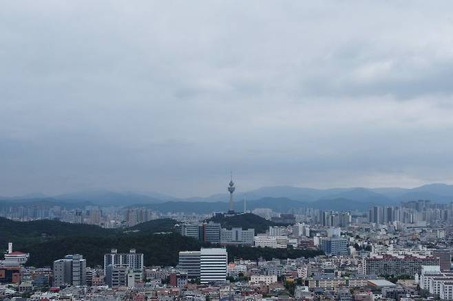 [대구=뉴시스] 장맛비가 소강상태를 보인 4일 오전 대구 남구 대명동 앞산에서 바라본 대구 도심이 흐린 모습을 보이고 있다. 2023.07.04. photo@newsis.com  *재판매 및 DB 금지