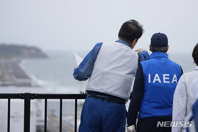 [후바타=AP/뉴시스] 라파엘 그로시(오른쪽) 국제원자력기구(IAEA) 사무총장이 5일 일본 동북부 후바타에서  토모아키 코바야카와 도쿄전력 사장으로부터 후쿠시마 원전 처리수 배출 시설에 관한 설명을 듣고 있다. 2023.07.05.