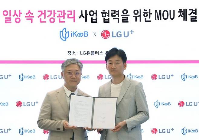 [서울=뉴시스] LG유플러스가 만성질환 관리 플랫폼 기업 '아이쿱'과 일상 속 건강관리 서비스 개발을 위한 업무협약(MOU)을 체결했다. (사진=LGU+ 제공_ *재판매 및 DB 금지