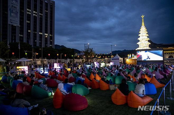 [서울=뉴시스] 정병혁 기자 = 13일 오후 서울 종로구 광화문광장 육조마당에서 열린 Saturday Night in 광화문 책마당을 찾은 시민들이 불 켜진 빛의서가에서 독서를 하고 있다. 2023.05.13. jhope@newsis.com