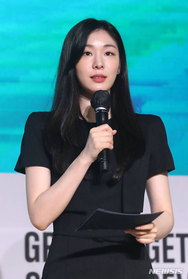 [서울=뉴시스] 김선웅 기자 = 강원 2024 김연아 홍보대사가 6일 서울 송파구 올림픽파크텔에서 열린 2024 강원동계청소년올림픽대회 G-200 계기 성공개최 기원행사에서 대회 메달을 소개하고 있다. 2023.07.06.