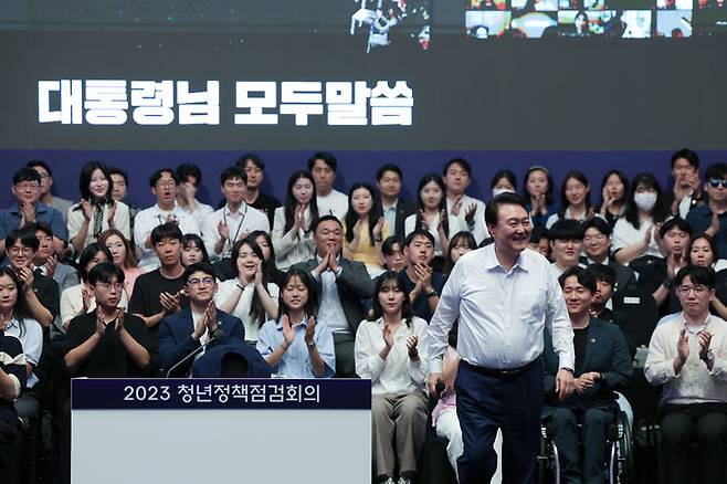 [서울=뉴시스] 윤석열 대통령이 6일 오후 서울 서초구 세빛섬 플로팅아일랜드에서 열린 청년정책 점검회의에서 발언하기 위해 이동하고 있다. (사진=대통령실 제공) 2023.07.06. photo@newsis.com *재판매 및 DB 금지