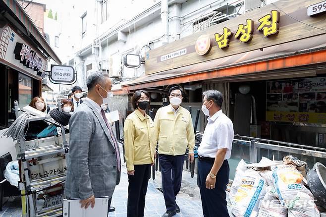 [서울=뉴시스] 이영 중소벤처기업부 장관이 6일 지난해 집중호우로 침수피해를 입은 남성사계시장을 방문해 피해복구 현황과 수해 대비 현장을 둘러봤다. 사진은 이 장관이 지난해 8월19일 서울 동작구 남성사계시장을 방문해 집중호우로 인한 피해 복구 상황을 점검하고 있는 모습. (사진=중소벤처기업부 제공) 2023.07.06. photo@newsis.com