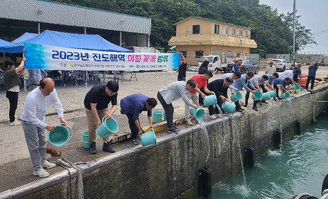 전라남도 해양수산과학원, 6일 진도 조도해역 일원에 어린 꽃게 75만 마리 방류. 전라남도 제공