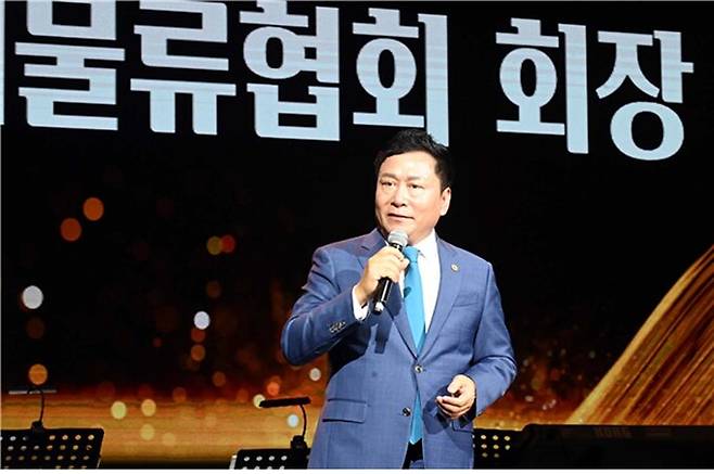 한국국제물류협회가 주관하고 사단법인 나누리가 주최하는 사랑의 휠체어 기금마련 자선음악회가 지난 29일 성황리에 마무리되었다. KIFFA 원제철 회장이 인사말을 하고 있다. 한국국제물류협회 제공