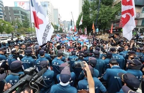 6일 오후 서울 중구 숭례문 일대에서 열린 전국민주노동조합총연맹(민주노총) 전국노동자대회에서 참가자들이 경찰과 대치하고 있다./연합뉴스