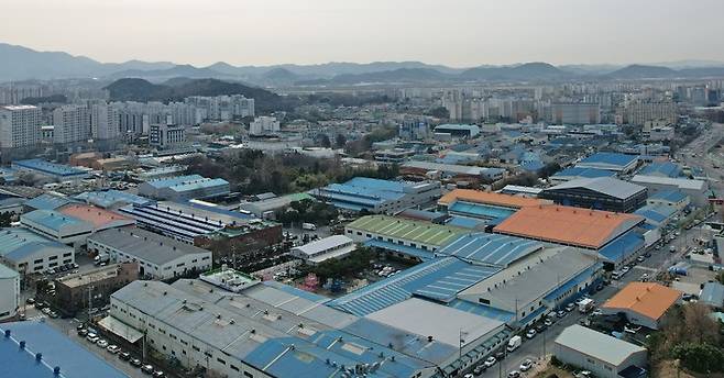 ​전직 광주시장 아들 사업체에 대한 특혜 논란이 일고 있는 광주 광산구 '소촌농공단지 용도변경'이 결국 감사원의 판단에 맡겨졌다. 그럼에도 갈등은 가라앉지 않고 최고조에 달하고 있다. 광산구가 감사원 공익감사를 청구해 의혹 해소에 나섰지만 광산구청장 책임론으로 번지고 있어서다. 광산구 소촌농공단지 일대 전경 ⓒ광주 광산구​