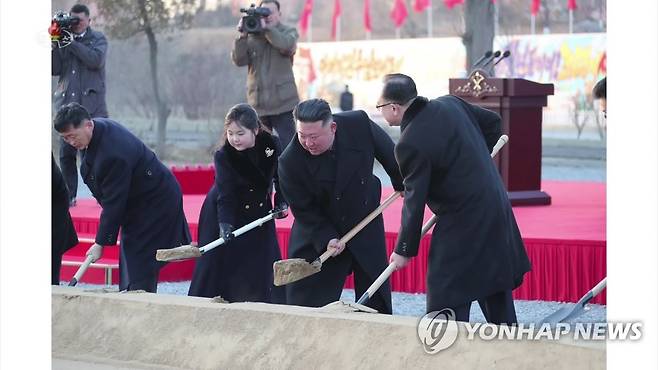 지난 2월 평양 서포지구 새거리건설 착공식에 참석한 김정은 국무위원장 [조선중앙TV 화면 캡처. 국내에서만 사용가능. 재배포 금지. For Use Only in the Republic of Korea. No Redistribution]