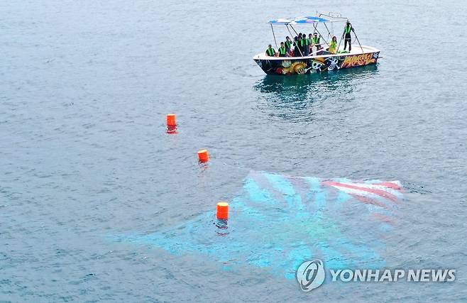 제주 바다에 빠진 '방사능 욱일기' (제주=연합뉴스) 박지호 기자 = 제주시 조천읍 함덕 어민들로 구성된 '내가 이순신이다 제주본부' 회원들이 6일 오전 함덕 앞바다에 방사능 경고 표시가 새겨진 욱일기를 바닷속에 띄워 놓고 있다. 2023.7.6 jihopark@yna.co.kr