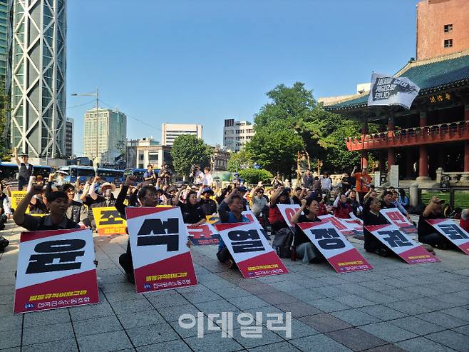 3차 노숙집회를 앞둔 비정규직 이제그만 공동투쟁(공동투쟁)이 7일 오후 서울 종로구 보신각 앞에서 ‘3차 노숙집회 사전집회’를 열고 있다.(사진=김영은 수습기자)