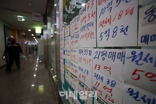[이데일리 노진환 기자] 부동산 시장의 침체로 최근 1년 새 깡통 전세와 역전세가 급증했다. 이 중 절반 이상이 내년 상반기까지 만기가 속속 도래할 예정이다. 사진은 서울 송파구의 한 아파트단지 내 부동산 중개업소의 모습.
