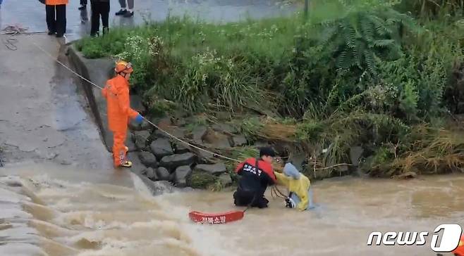 7일 오후 2시52분께 전북 전주시 전주천에서 A씨가 불어난 하천을 건너려다 물살에 넘어졌다.(전북소방본부 제공)2023.7.7./뉴스1