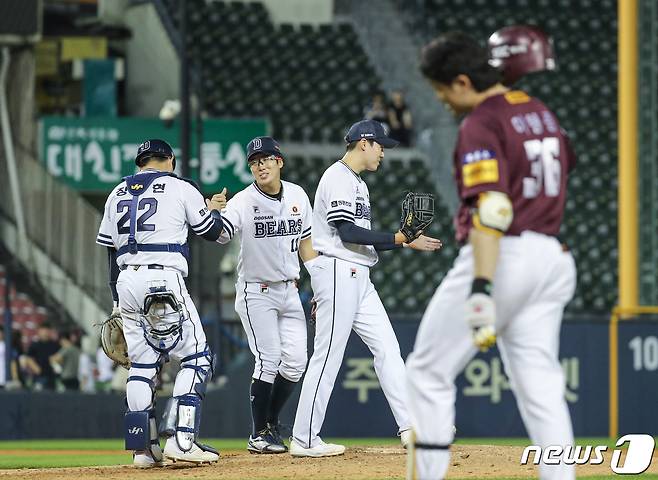 7일 오후 서울 송파구 잠실야구장에서 열린 프로야구 '2023 신한은행 SOL KBO리그' 키움 히어로즈와 두산 베어스의 경기에서 10대0으로 승리를 거둔 두산 선수들이 기뻐하고 있다. 2023.7.7/뉴스1 ⓒ News1 이재명 기자